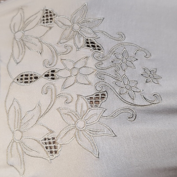 3/$20 Torrid Grey Sleeveless Embroidered Super Soft Halter Top Womens Size 2X - Picture 10 of 16